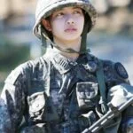 تظهر النجمات الكوريات في عرض عسكري واقعي بوجه طبيعي خالي من المكياج