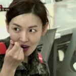 تظهر النجمات الكوريات في عرض عسكري واقعي بوجه طبيعي خالي من المكياج