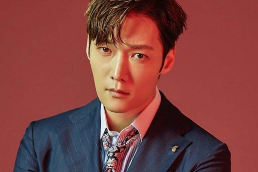 القبض على تشوي جين هيوك بينما كان يشرب في حانة مفتوحة بشكل غير قانوني