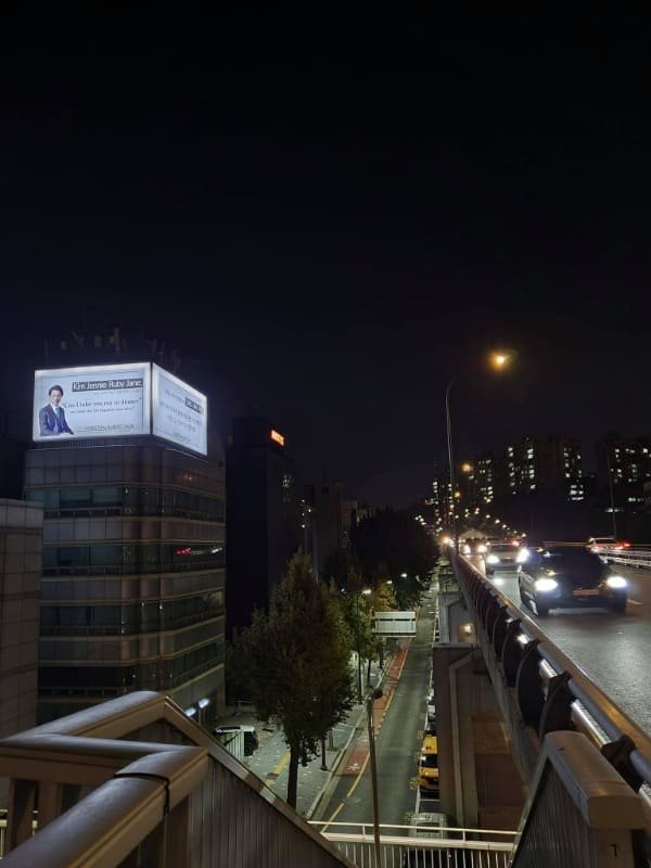 معجب يطلب من جيني BLACKPINK الخروج في موعد من خلال لافتة إعلانية بقيمة 30 ألف دولار بالقرب من مبنى YG Entertainment
