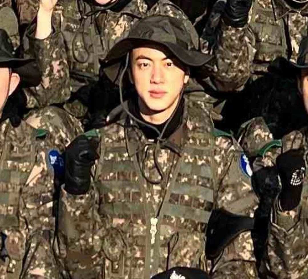 يقول مستخدمو الإنترنت أن صور جين BTS العسكرية لا تبدو واقعية للغاية