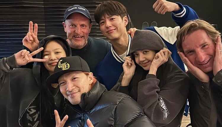 جيني وليسا و بارك بوقوم و تاي يانغ في صورة لطيفة الى جانب هوليوود وودي هارلسون