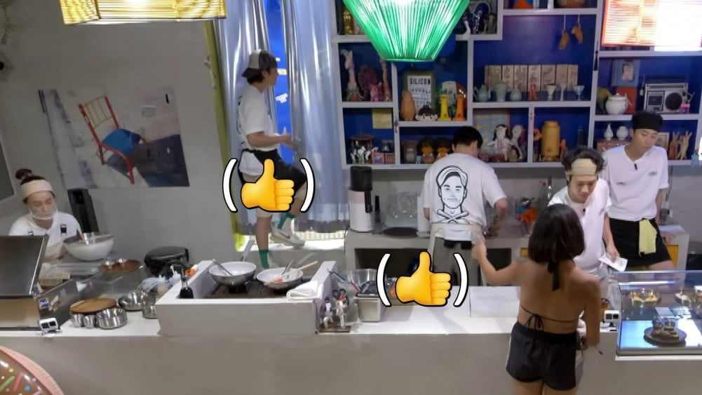 يتفاعل تايهيونغ مع عميل في مطعم 'جيني كيتشن' "أختي لديها 100 صورة له"