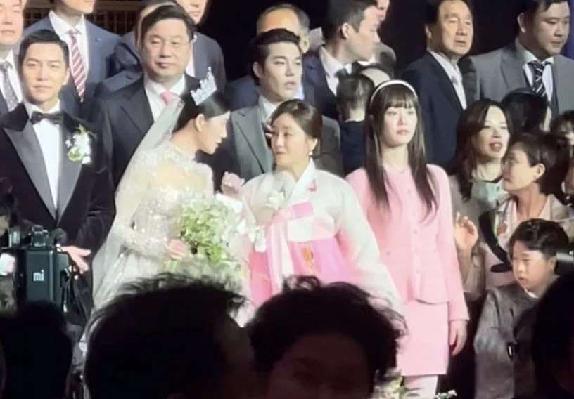 دخل الممثل لي سونغ جي القفص الذهبي رسميا , اليكم صور لحفلة زفافه و الحضور