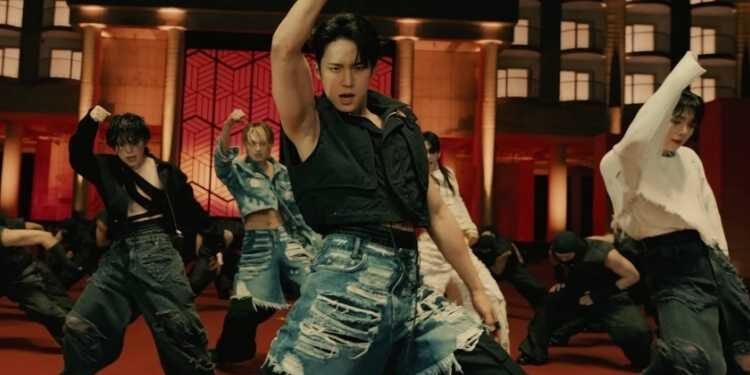 عادت سفنتين بألبومها المصغر العاشر "FML" و الفيديو الموسيقي "Super"