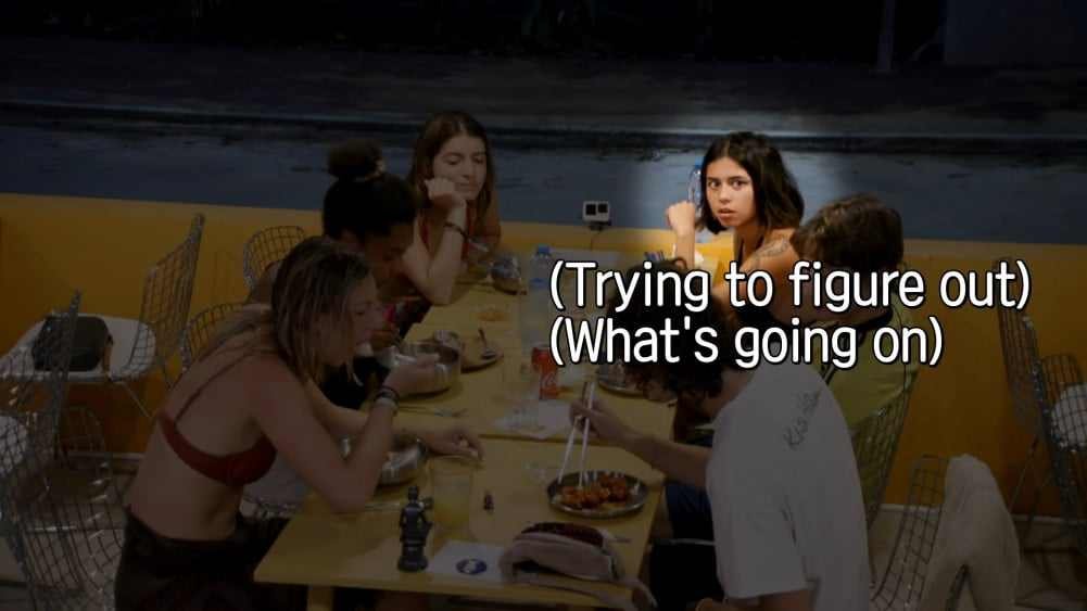 يتفاعل تايهيونغ مع عميل في مطعم 'جيني كيتشن' "أختي لديها 100 صورة له"