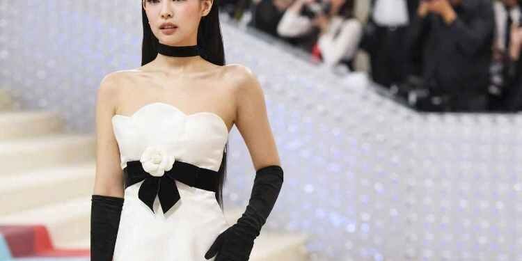 اطلالة جيني في الميت جالا 2023 تتلقى ردود متباينة