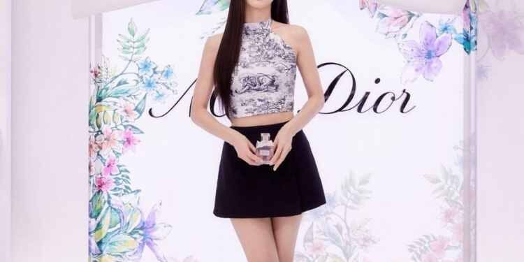 تتألق جيسو بلاك بينك في معرض ميس ديور في سيول