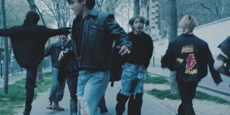 تكشف ستراي كيدز النقاب عن MV اغنية DLC