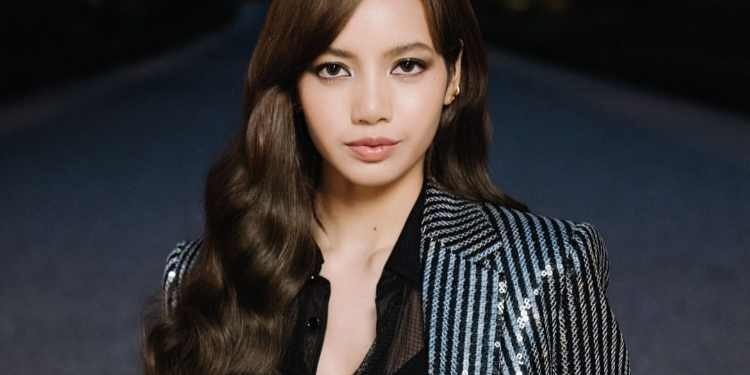 عضوة بلاك بينك ليسا بدون غرة تلفت انتباه مستخدمي الانترنت