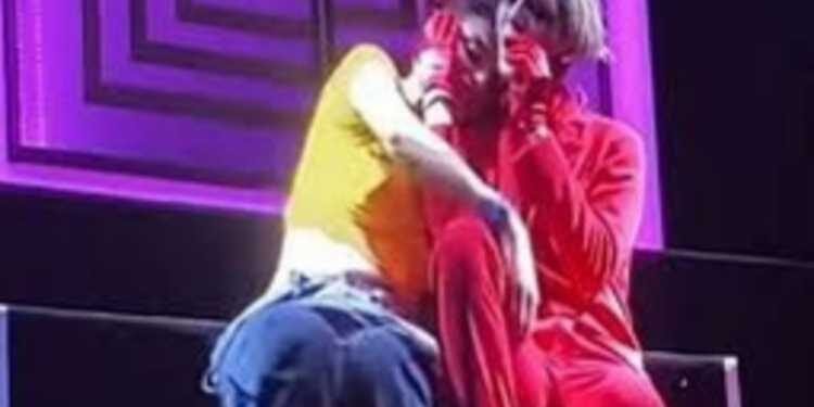 معجبة تحت النار لمضايقتها جاكسون وانغ على خشبة المسرح