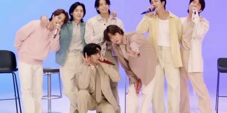 يغني اعضاء bts تيك تو في أداء حي كهدية للارمي