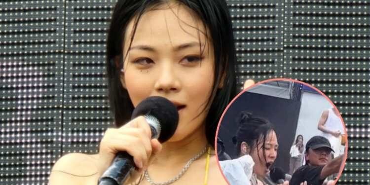 المغنية بيبي تنتشر لتقبيل أحد المعجبين في مهرجان WATERBOMB لعام 2023