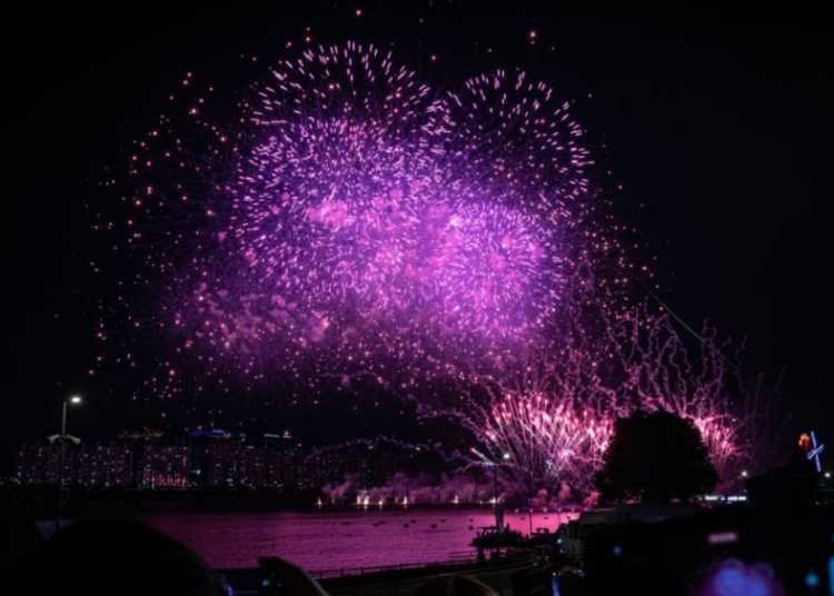 تخلق BTS ذكريات ثمينة مع الذكرى العاشرة للألعاب النارية FESTA / تحتفل bts بالذكرى العاشرة لظهورها مع عروض ضوئية مثيرة