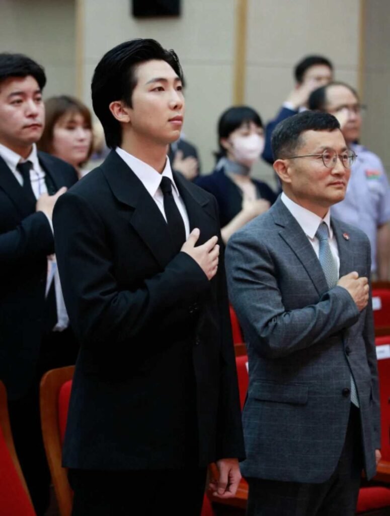 يلقي-نامجون-خطابا-خلال-حفل-تعيينه-كسفير-لوزارة-الدفاع-الكورية