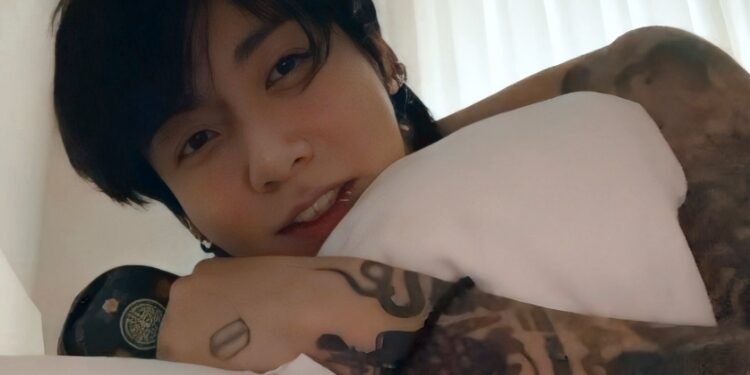 جونغكوك لديه بيرسينج أذن جديد و يفكر في الحصول على وشم جديد