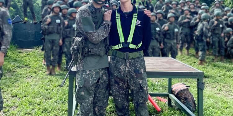 جين بتس و كانغ سيونغ يون من وينر في صور لطيفة من معسكر التدريب