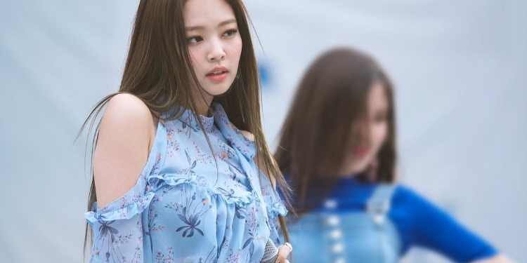 جيني بلاك بينك ارتدت ملابس تكلف أقل من 50 دولارًا لكنها لا تزال فاتنة