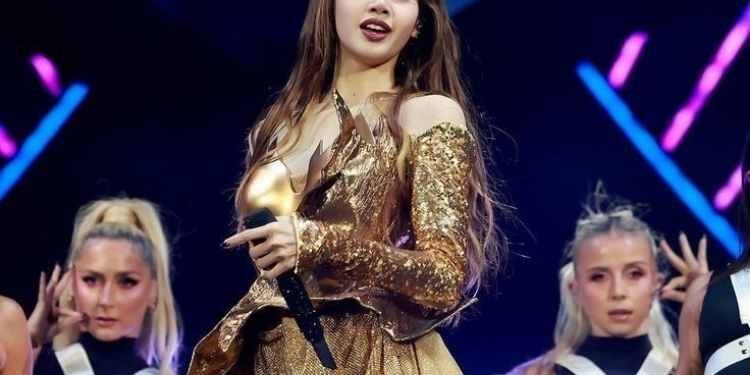 هناك مخاوف لدى البلينك من فشل تجديد عقد ليسا بلاكبينك خاصة بعد انتشار شائعات حول تعثر المحادثات و أيضا محاولات لشركات صينية و كورية حتى التعاقد مع ليسا مقابل ملايين الدولارات