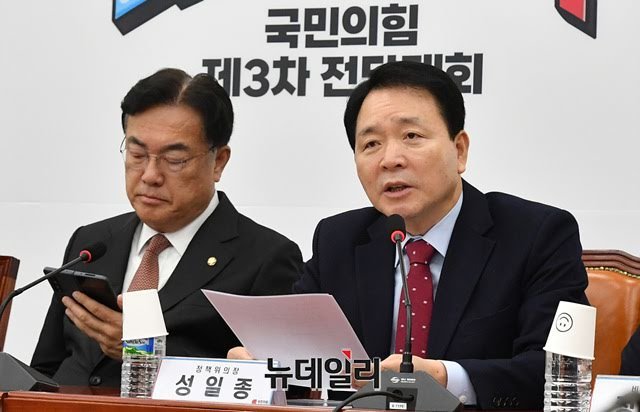 الحكومة الكورية تدعو جين وجيهوب من BTS لأداء في المخيم الكشفي العالمي 2023 الكارثي