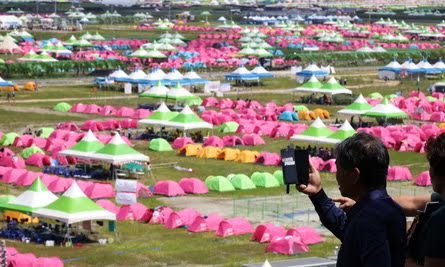 الحكومة الكورية تدعو جين وجيهوب من BTS لأداء في المخيم الكشفي العالمي 2023 الكارثي