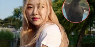 تشارك روزي بلاك بينك صورة مثيرة بالمايوه