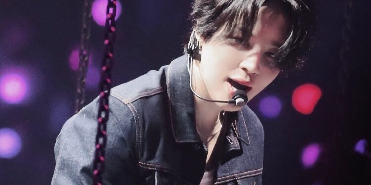 جيمين يؤدي لايك كريزي على مسرح شوقا