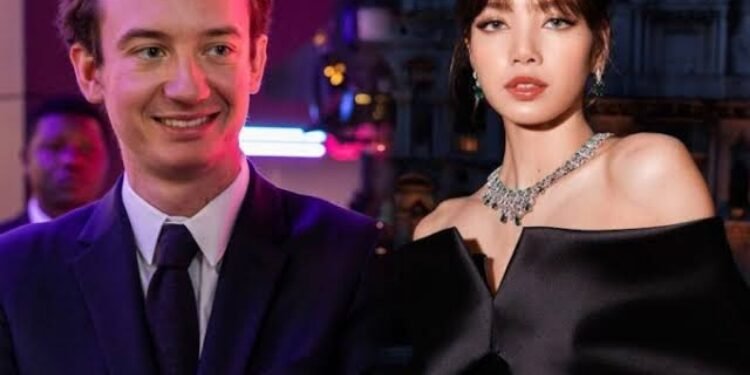 صورة ليسا و فريديك ارنو في صالة صالة مطار خاصة : آراء الكوريين