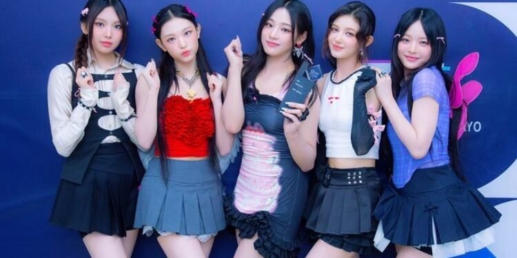 يؤكد المحللون أن فرقة نيوجينز أجبرت على حضور المخيم الكشفي العالمي 2023 من قبل المسؤولين الحكوميين