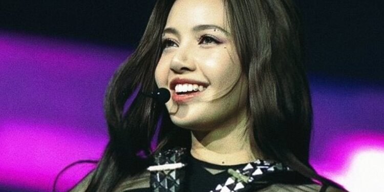 واجهة ليسا مشكلة مع ملابسها خلال الحفل لكنها اثبتت احترافها