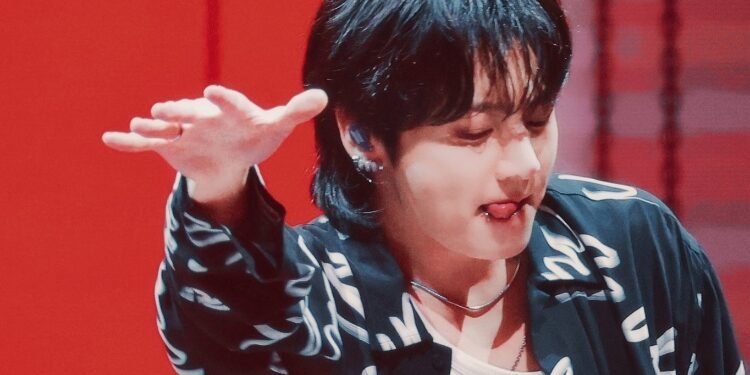 يؤدي جونغكوك اغنية Seven في حفل شوقا