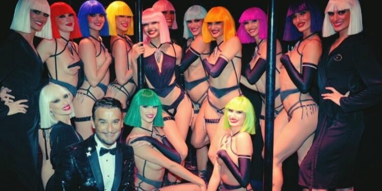 صورة ليسا بعد العرض في ملهى كريزي هورس باريس تثير نقاشات بين الكيبوبرز