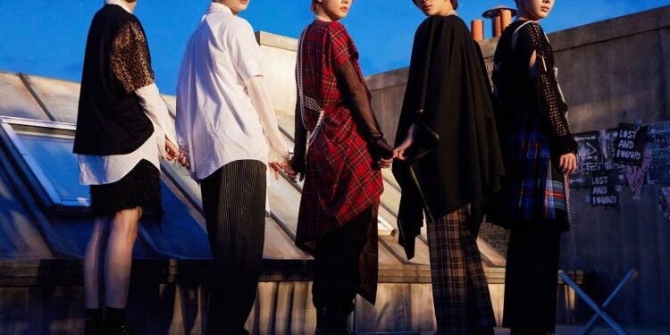 تتجول TXT في شوارع نيويورك من أجل Chasing That Feeling