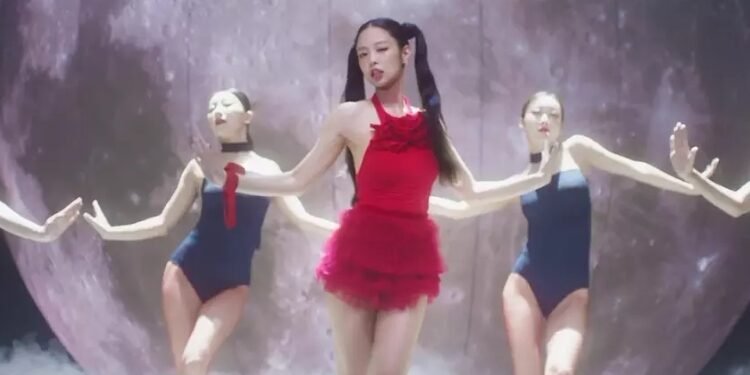 ترقص جيني تحت ضوء القمر في فيديو موسيقي آسر لأغنية " يو آند مي "