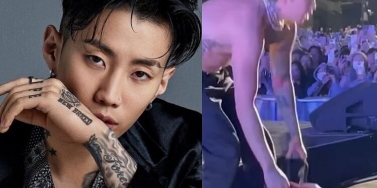 جاي بارك يلتقط حمالات الصدر التي ألقيتها المعجبات على المسرح