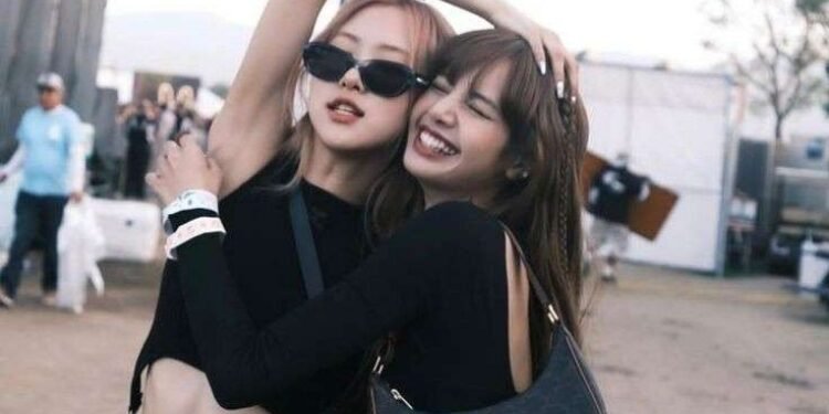 روزي تشعر بالوحدة لأن ليسا مشغولة بالمواعدة : نقاش الكوريين