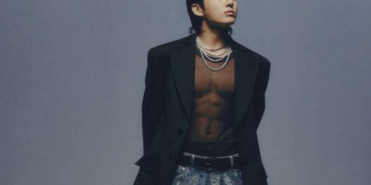 ألبوم جونغكوك Golden يتصدر بيلبور 200 لمبيعات الالبومات مع 200 وحدة