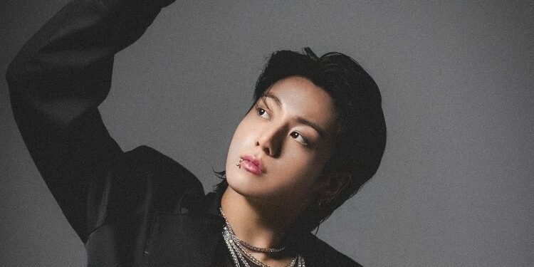 البوم ريمكسات اغنية جونغكوك ستاندينغ نكست تو يو يثير بعض الانتقادات