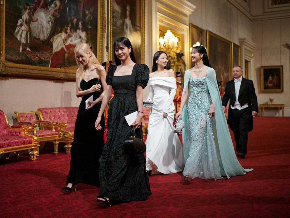 تظهر بلاكبينك كمجموعة مع رئيس كوريا  في حدث قصر باكنعهام المملكة المتحدة 