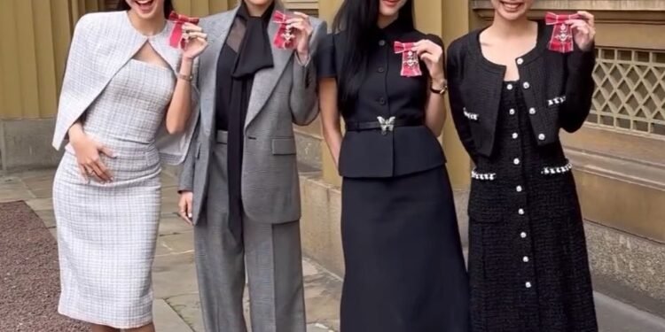 منح اعضاء بلاكبينك وسام الامبراطورية البريطانية الفخري