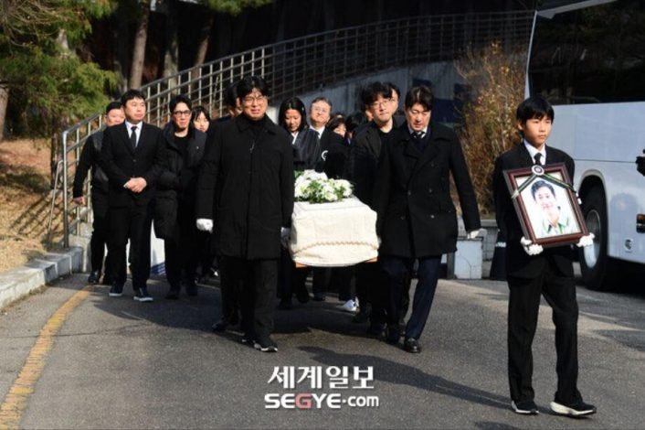 موكب جنازة لي سون كيون بقيادة ابنه الأكبر مع صورة والده
