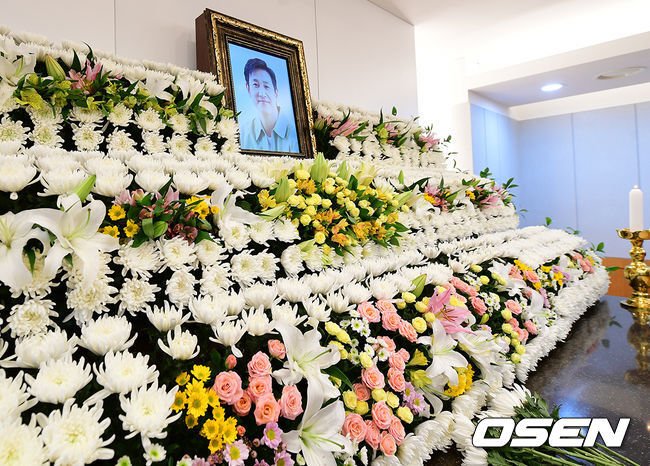موكب جنازة لي سون كيون بقيادة ابنه الأكبر مع صورة والده