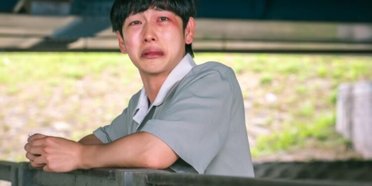 الكوريون يثنون على الممثل ايم سيوان لأنه يبدو قبيحا في دراما الصبا