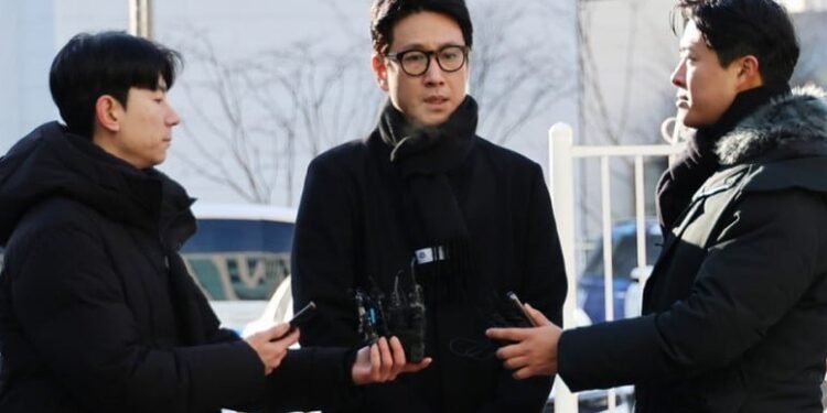 يتهم المعجبون الشرطة و الشعب الكوري بالضغط على الممثل الراحل لي سون كيون