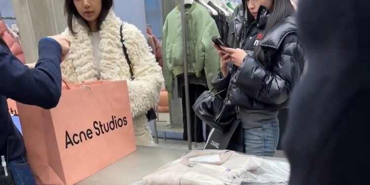 مينا تبدو أجمل من ليسا بدون مكياج