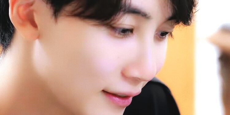 بشرة جونغهان الخالي من المكياج يفاجئ الكوريين : آراء