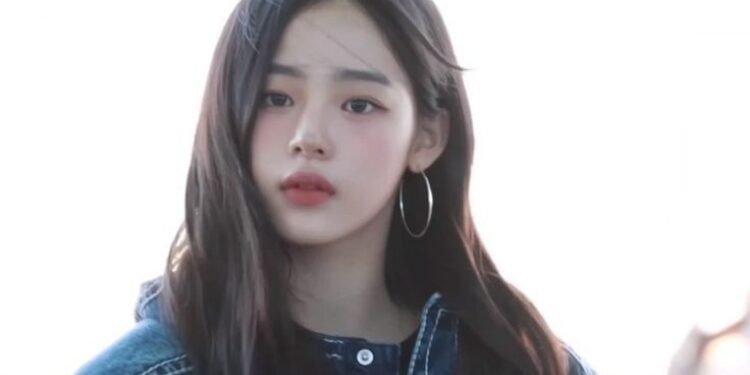 مينجي من نيوجينز ترتكب أخطاء نحوية بشكل متكرر عند التحدث باللغة الإنجليزية