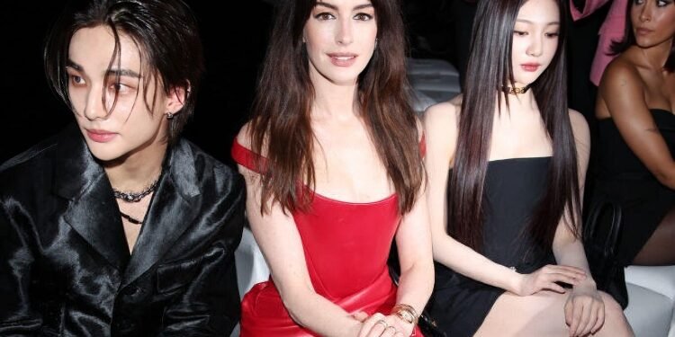 هيونجين يتجاهل نينغ نينغ في فيرساتشي " إنه يتجنب شائعات المواعدة "