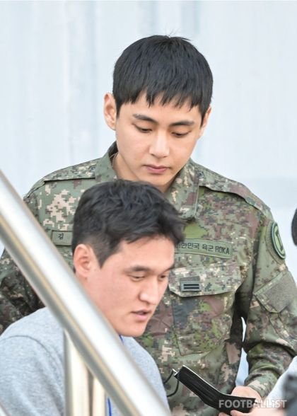 تم رصد تايهيونغ في مباراة كرة قدم، ويبدو أنيقًا بالزي العسكري