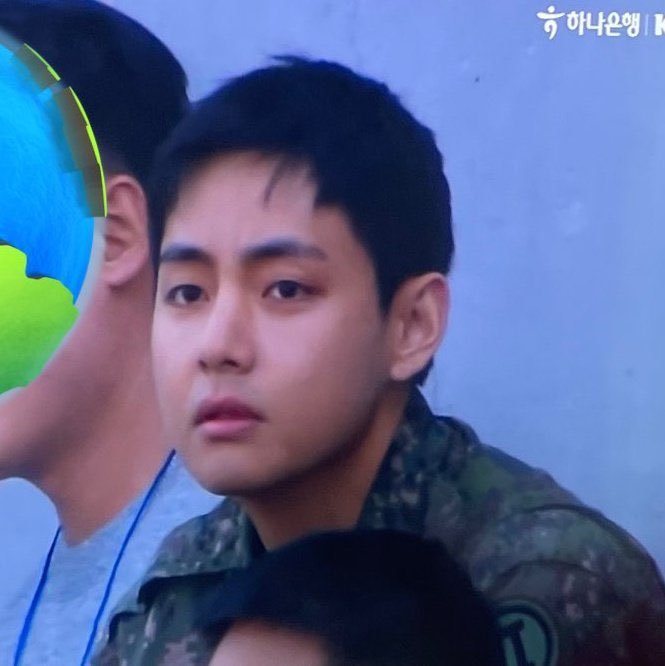 تم رصد تايهيونغ في مباراة كرة قدم، ويبدو أنيقًا بالزي العسكري